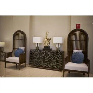 Mehmonxonadagi yog'och konsol